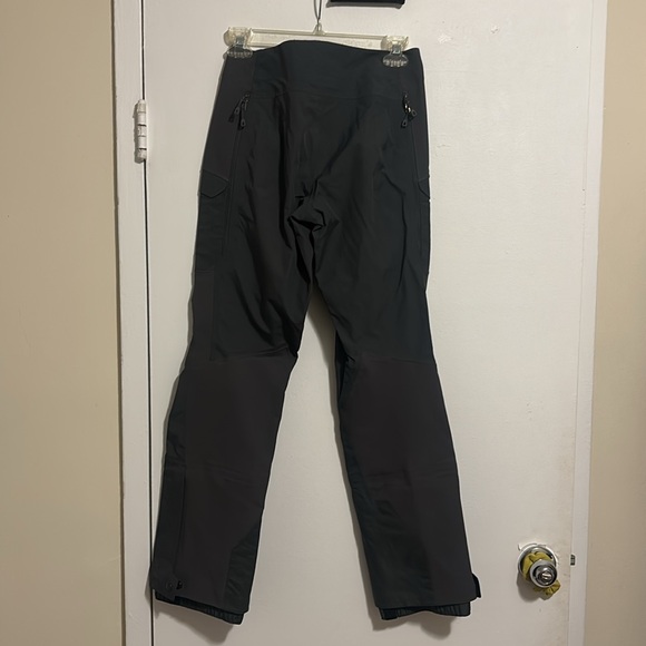 Patagonia mixed guide waterproof shell pants - like new - Picture 6 of 7